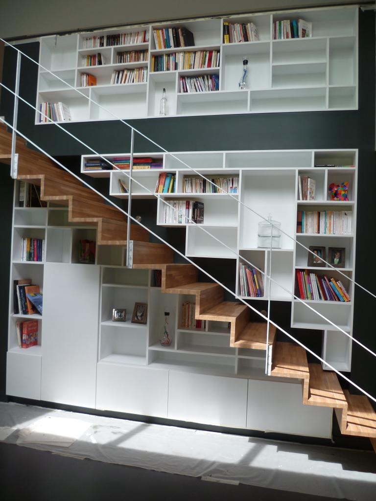 bibliothèque contemporaine et escalier en chêne