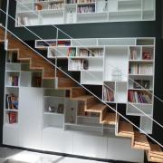 bibliothèque contemporaine et escalier en chêne